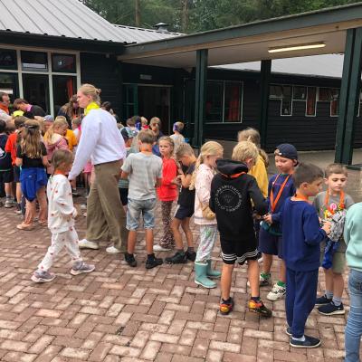 Deelnemers verzamelen zich op het plein