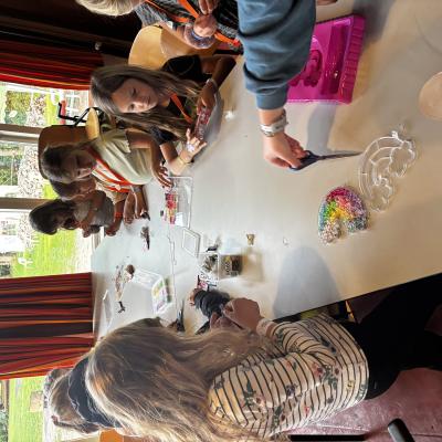 Deelnemers knutselen aan tafel