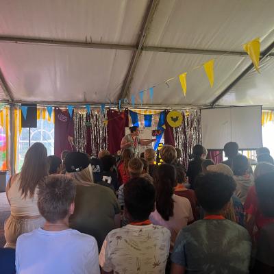 Deelnemers in de partytent tijdens het programma