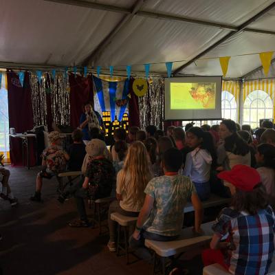Deelnemers kijken naar een film in de tent