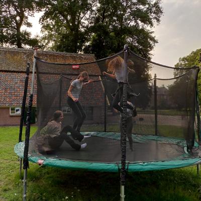 Deelnemer springt op een trampoline