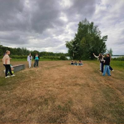 Deelnemers op de zandvlakte onder een wolkenlucht