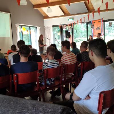 Deelnemers in de zaal tijdens het programma