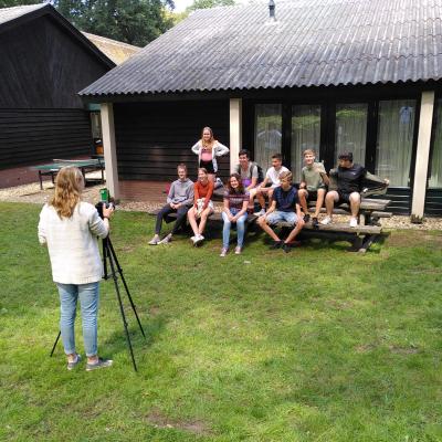 Kampleiding filmt op het grasveld