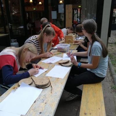 Deelnemers aan een lange tafel binnen
