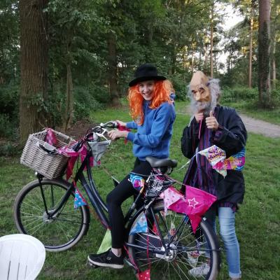 Deelnemer met een fiets op het terrein