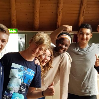 Deelnemers poseren samen binnen