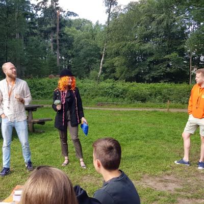 Deelnemers spelen een spel op het grasveld