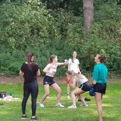 Deelnemers spelen een balspel in het gras