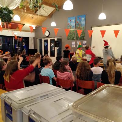 Deelnemers in de versierde zaal tijdens het programma