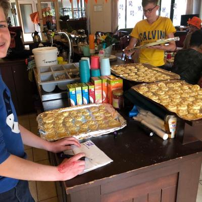 Keukenmedewerker bakt cakejes in de keuken