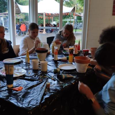 Deelnemers aan een gedekte tafel binnen