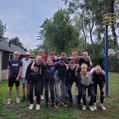 Groepsfoto van deelnemers op een bospad