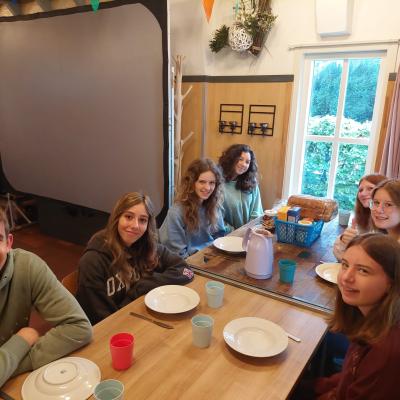 Deelnemers aan tafel in de zaal