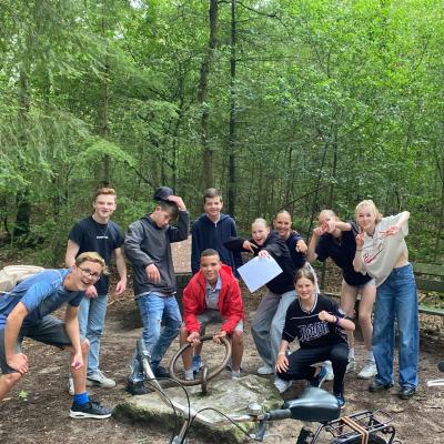 Groepsfoto van deelnemers in het bos