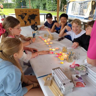 Kinderen knutselen aan een lange tafel