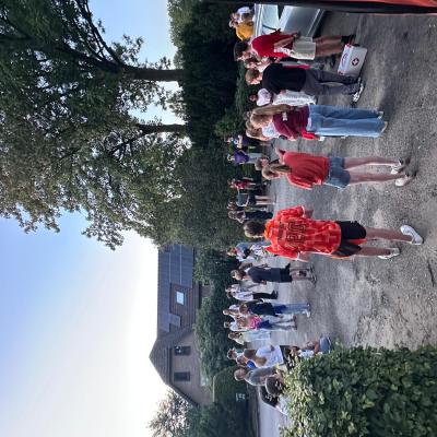 Deelnemers lopen over een pad