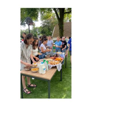 Deelnemers aan tafel buiten