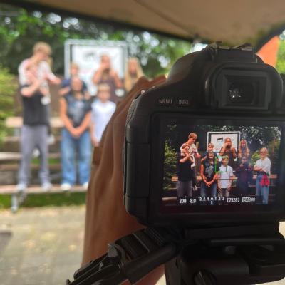 Deelnemers worden gefilmd met een camera