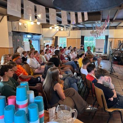Deelnemers in de versierde zaal