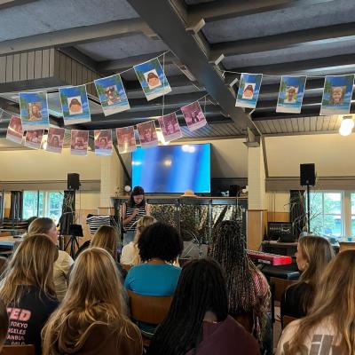 Deelnemers in de zaal tijdens het programma