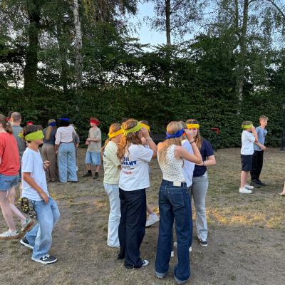 Deelnemers spelen een spel op de zandvlakte