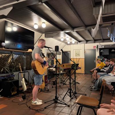 Muziekteam speelt in de zaal