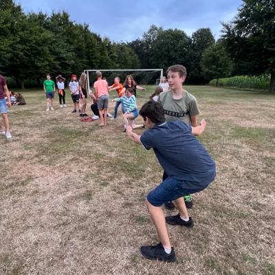 Deelnemers spelen een spel op het grasveld