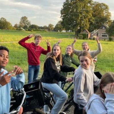 Deelnemers met fietsen in de berm