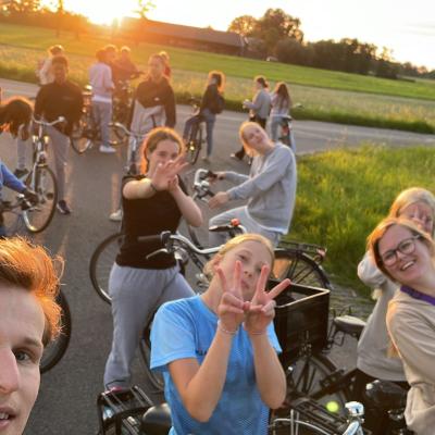 Deelnemers rusten uit langs de weg bij zonsondergang