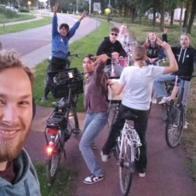 Kampleiding maakt een selfie met fietsen