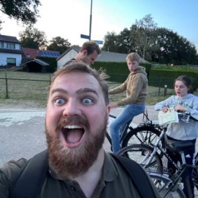 Kampleider maakt een selfie met de groep