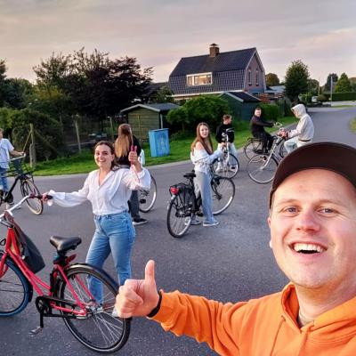 Deelnemers met fietsen op de weg