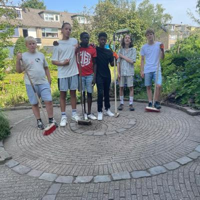 Deelnemers poseren op een plein