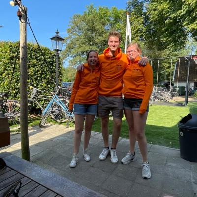 Kampleiding poseert bij een speeltoestel