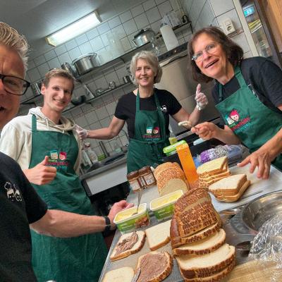 Keukenteam maakt broodjes klaar