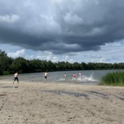 Zandvlakte onder een donkere wolkenlucht