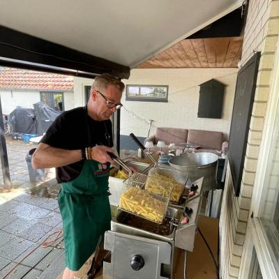 Kampleider bakt iets in de keuken
