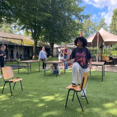 Deelnemers op het grasveld bij het kampgebouw