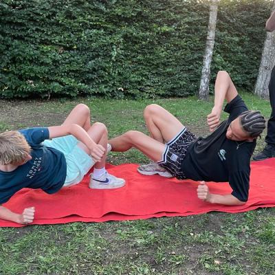 Deelnemers spelen een spel op een rood kleed