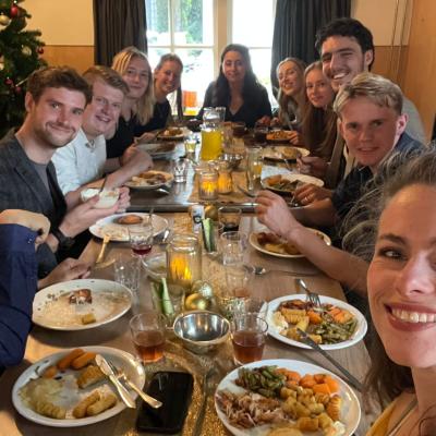 Deelnemers aan tafel tijdens het diner
