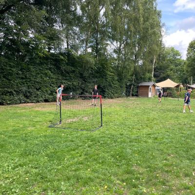 Grasveld met vlaggen bij het kampterrein