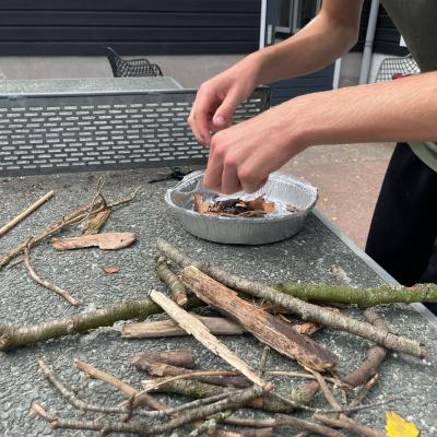 Takken en een kom op een tafel