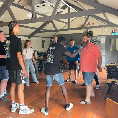 Deelnemers spelen een spel in de zaal