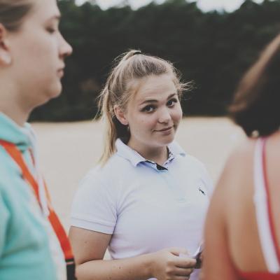 Deelnemers praten met elkaar buiten