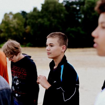 Deelnemers in gesprek op de zandvlakte