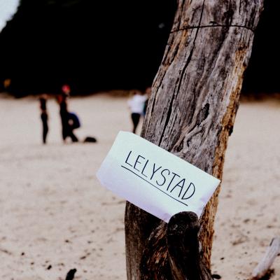 Wegwijzer naar Lelystad aan een boom
