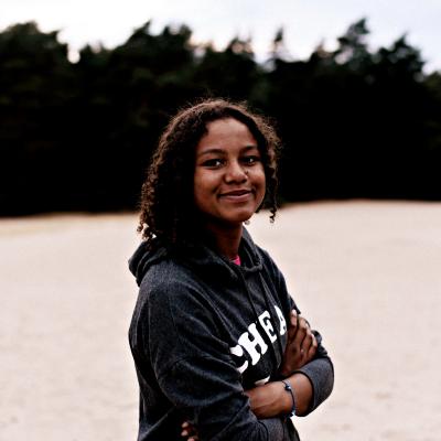 Portret van een lachende deelneemster op de zandvlakte