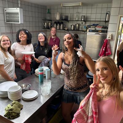 Kampleiding maakt een selfie in de keuken
