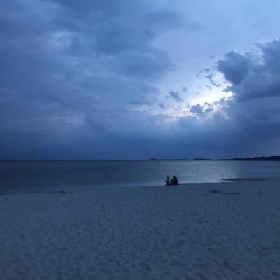 Wolkenlucht boven het water
